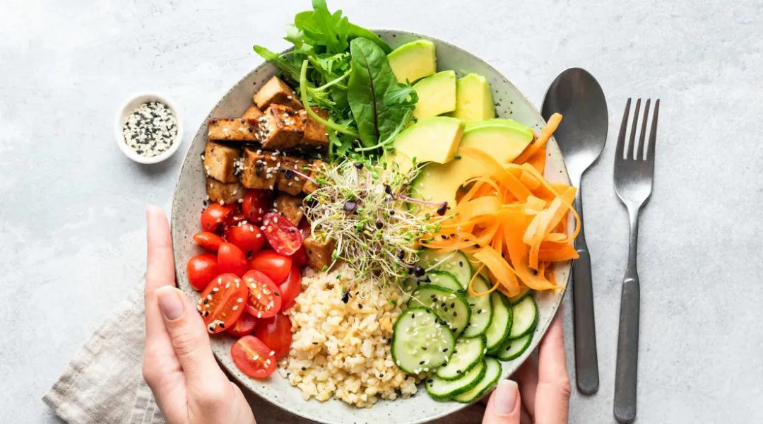 How Eating 3 Meals a Day Contributes to Weight Loss Healthy meal bowl with tofu, veggies, and brown rice for weight loss